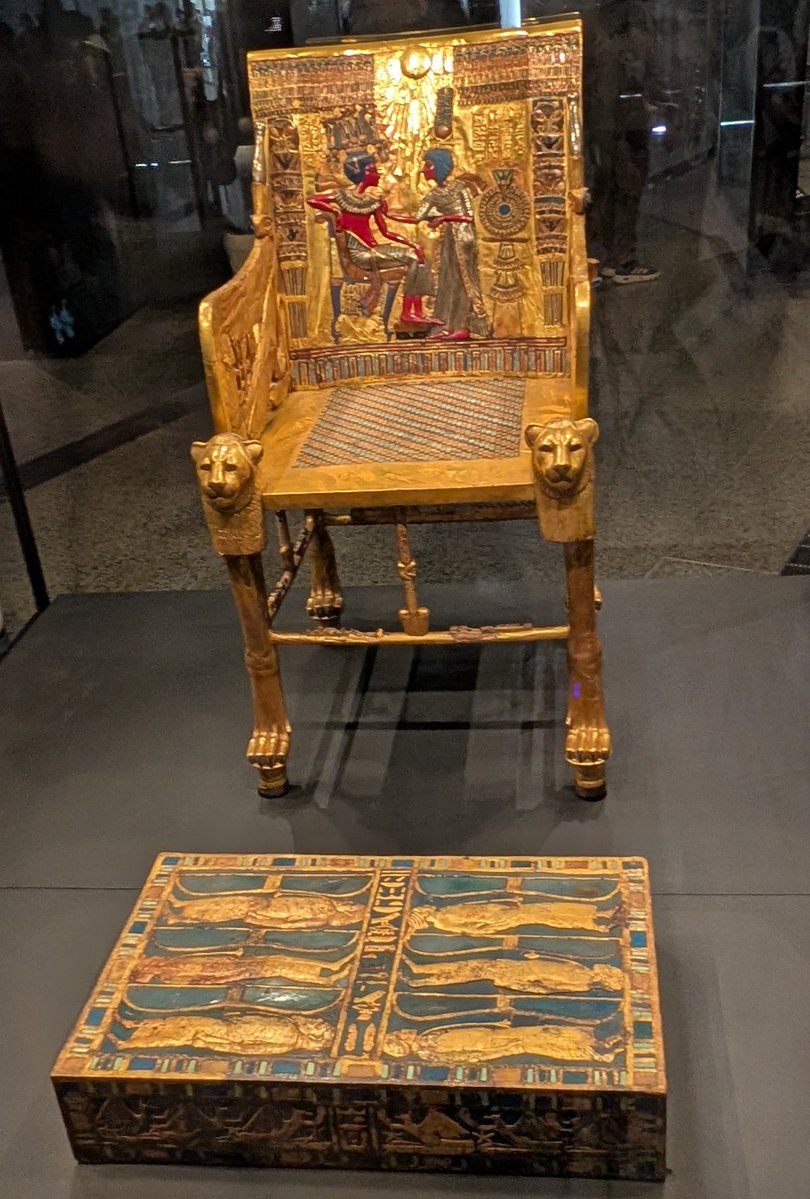 先日、先生にこのツタンカーメンの黄金の玉座のカルトゥーシュの中の