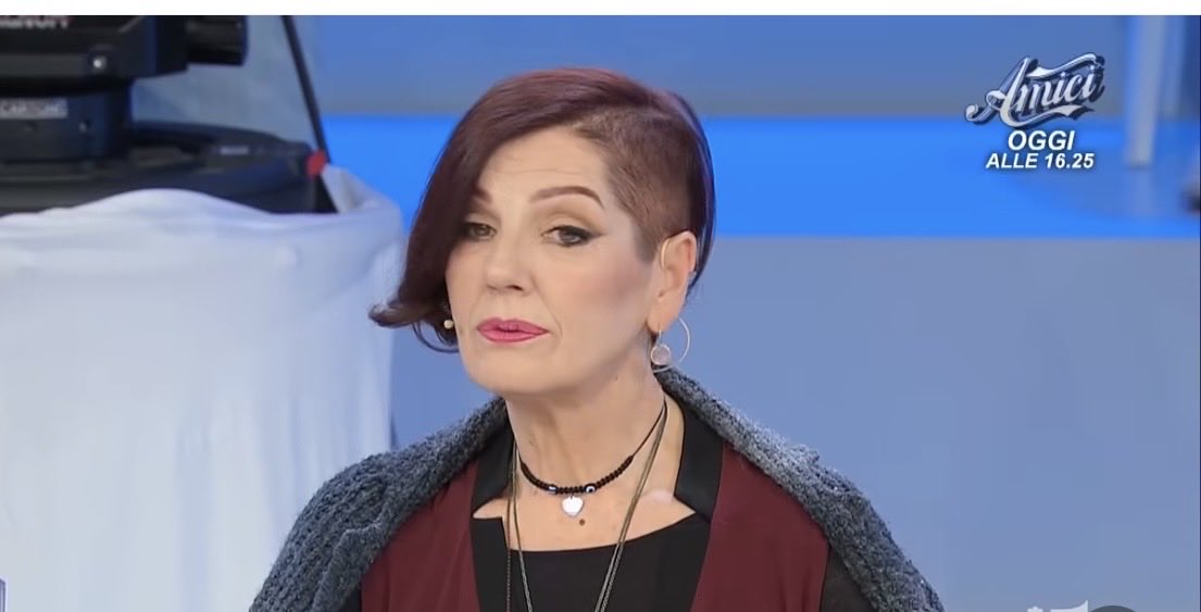magya09's tweet photo. La faccia di Tini quando oggi Gemma parlava mi ha stesa🤣#uominiedonne https://t.co/FZOlNKg1uF