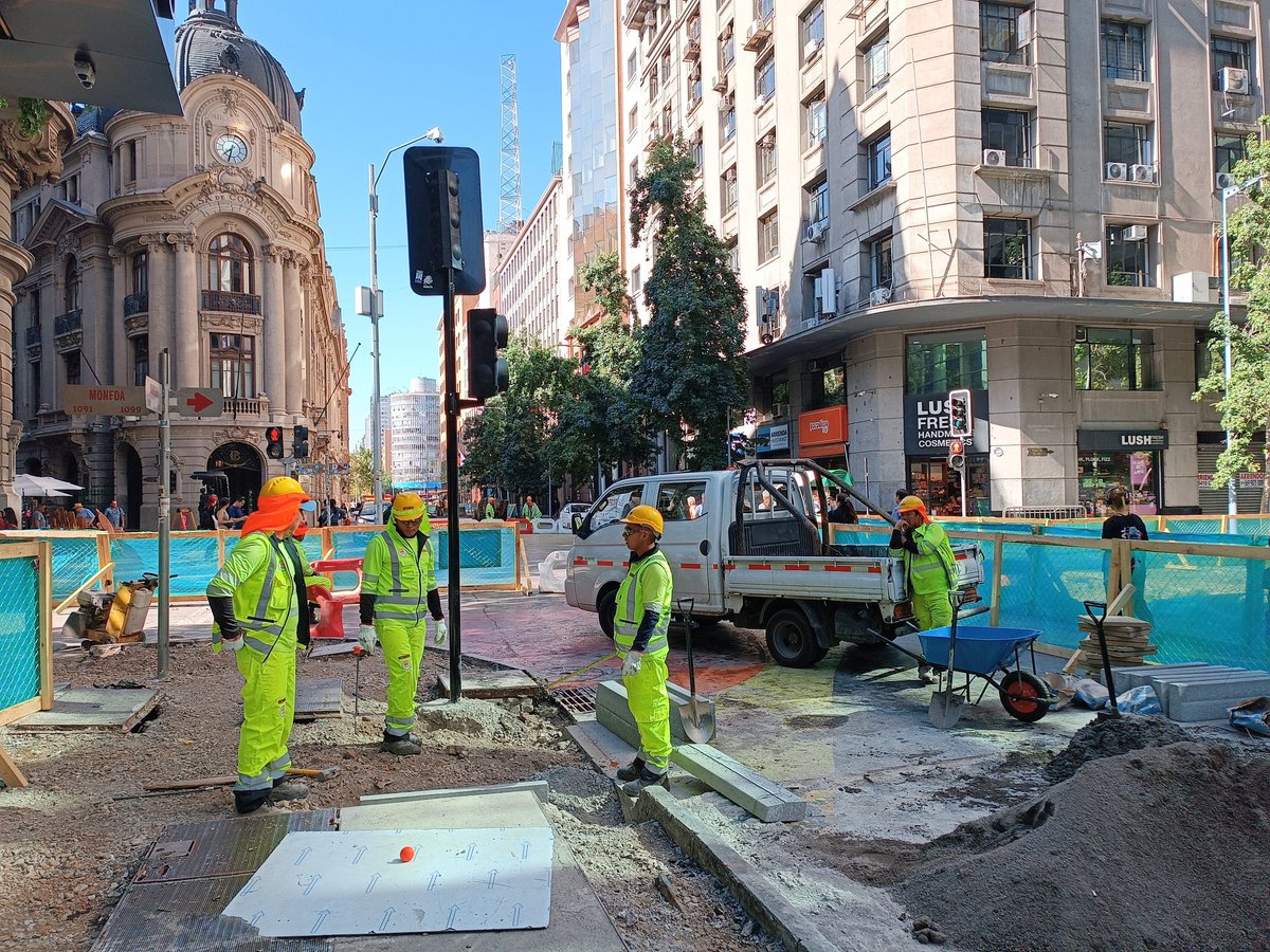 PiensaPrensa's tweet photo. Comienza destrucción del Paseo Bandera.  Idea del actual Alcalde de @Muni_Stgo Mario  @desbordes 

Fotos gentileza @andresmancinie https://t.co/1ipQMZeM95