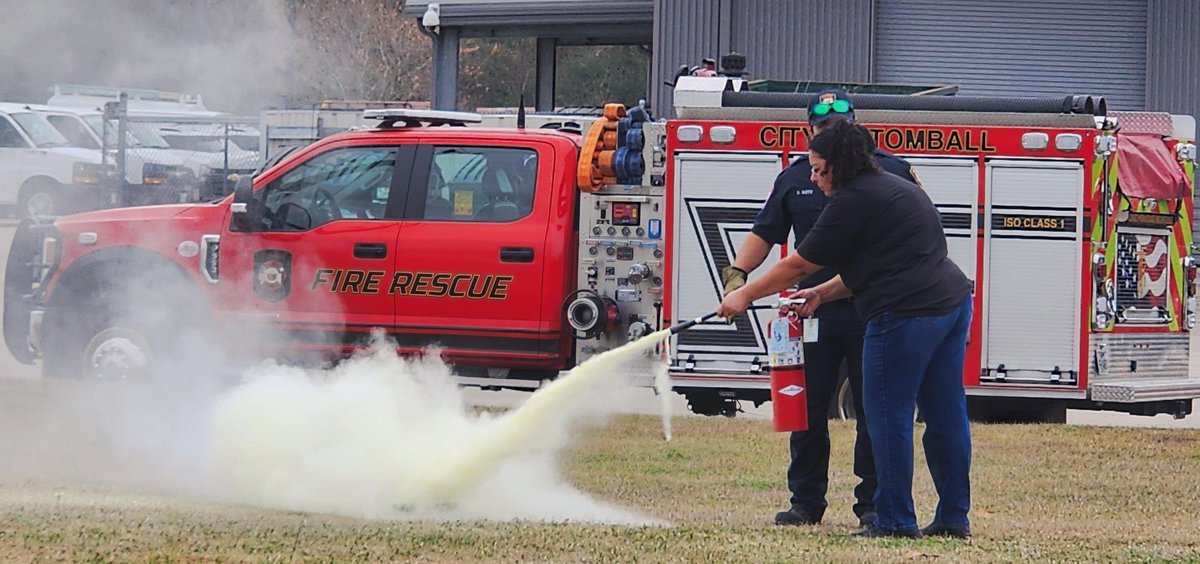 TISD_NUTRITION's tweet photo. Thank you, Tomball Fire Rescue, for a wonderful hands-on fire extinguisher training! Our kitchen safety monitors are well equipped to share their refreshed knowledge with their kitchen staff. https://t.co/o1qwQmDwlI