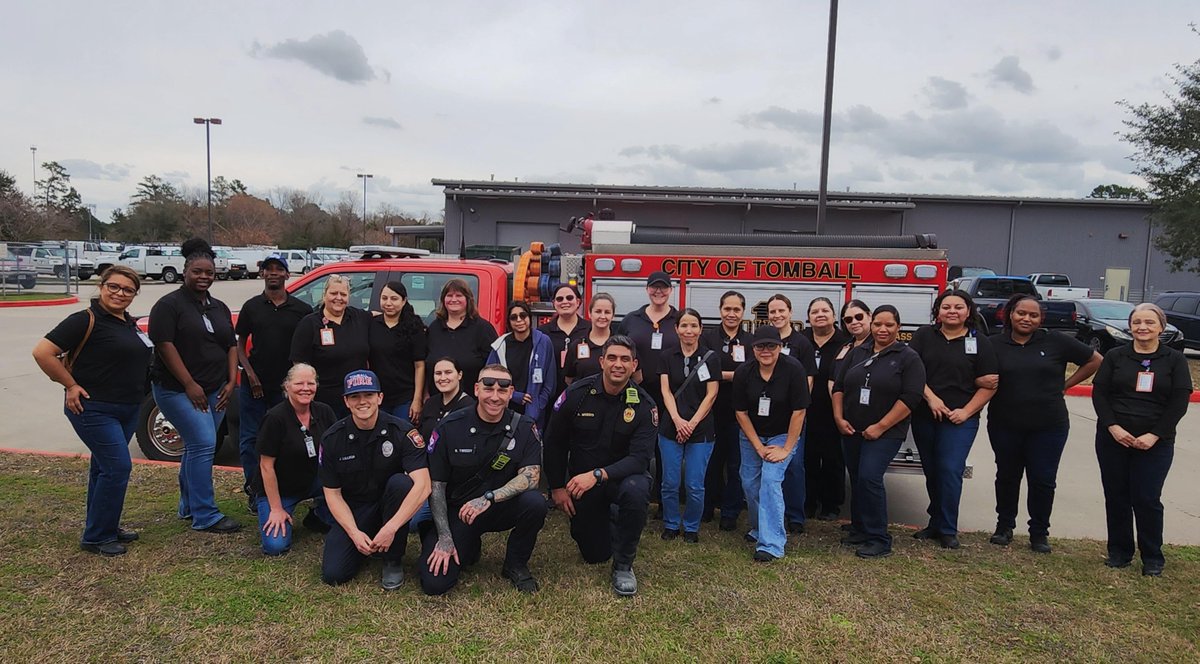 TISD_NUTRITION's tweet photo. Thank you, Tomball Fire Rescue, for a wonderful hands-on fire extinguisher training! Our kitchen safety monitors are well equipped to share their refreshed knowledge with their kitchen staff. https://t.co/o1qwQmDwlI