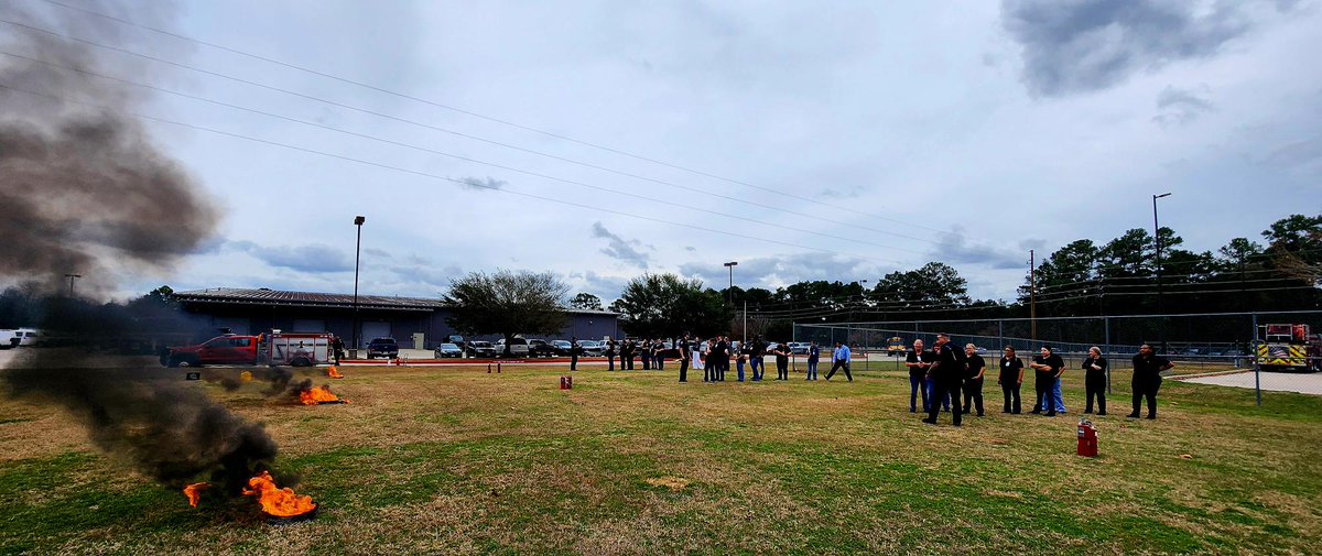 TISD_NUTRITION's tweet photo. Thank you, Tomball Fire Rescue, for a wonderful hands-on fire extinguisher training! Our kitchen safety monitors are well equipped to share their refreshed knowledge with their kitchen staff. https://t.co/o1qwQmDwlI