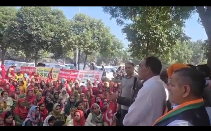 AzadShayer's tweet photo. BIGGEST UPDATE 🚨 भारत - अमेरिका व्यापार समझौते के खिलाफ INC नेता सचिन कुंडू के नेतृत्व में विशाल विरोध रैली आयोजित की गई.

18% टैरिफ से हरियाणा के पानीपत टेक्सटाइल हब को सीधा झटका लगा है. https://t.co/mclUURIx2Y