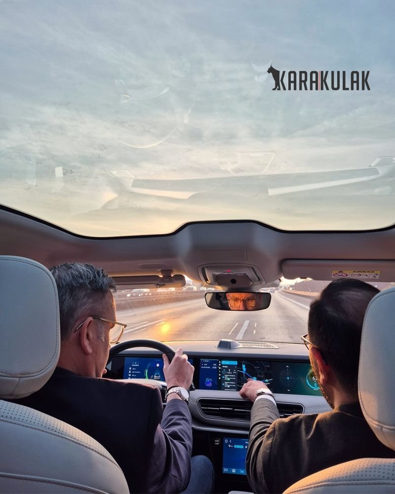 KaraKulak__'s tweet image. Makine İmalatçısı Dürr AG CEO’su Weyrauch, Stuttgart'taki müşterisi Togg’u ziyaret ederek akıllı cihazı test etti.

Weyrauch; sürüş deneyimi, dijital özellikler ve konfor beni büyüledi.

Nispeten yeni bir otomobil markası için gerçek bir dönüm noktası.

#TOGG