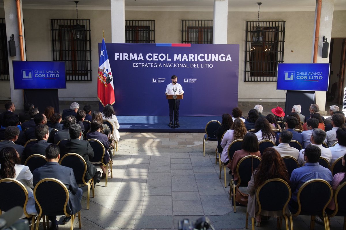 Esta mañana actualizamos el contrato para la explotación de litio en el Salar de Maricunga: un gran paso para liderar en la producción de este mineral en un esfuerzo público-privado que respeta el medioambiente, genera nuevo conocimiento y mantiene un diálogo permanente con las