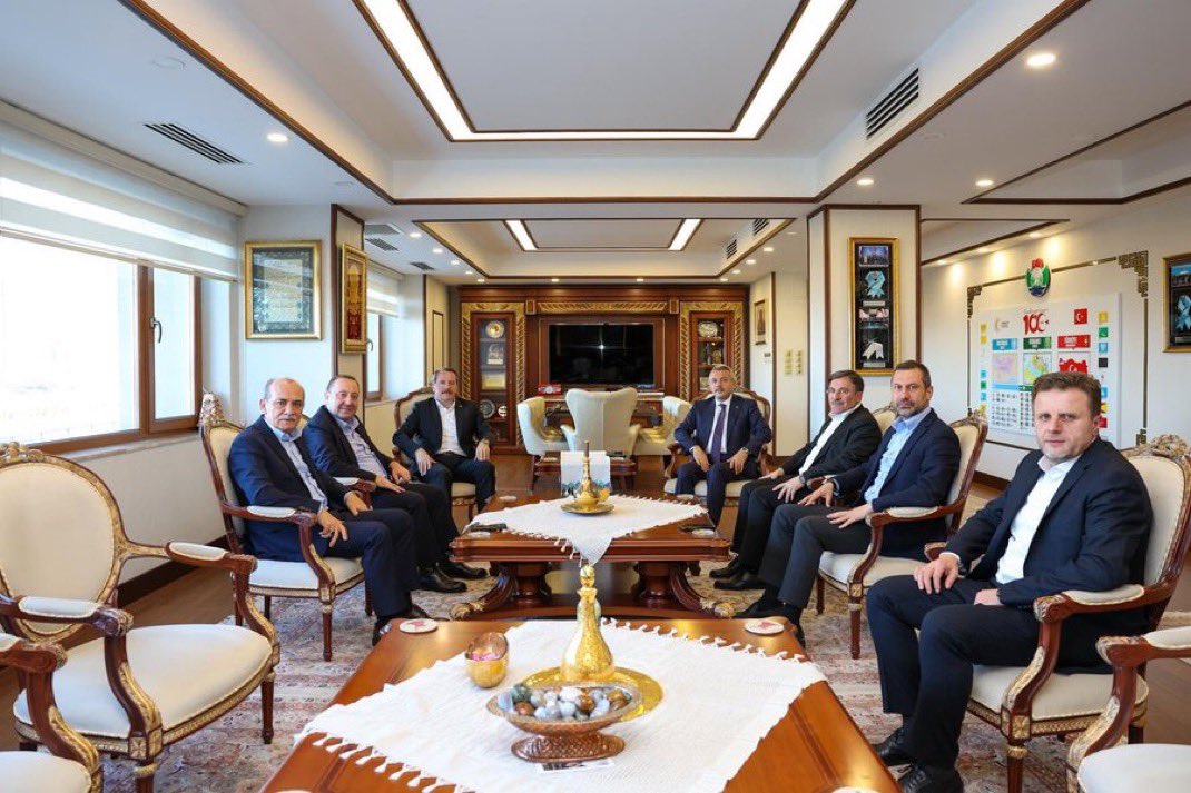 📍Rize 

Memur -Sen heyeti olarak: Genel Başkanımız Ali Yalçın ile birlikte Rize Valisi Sayın İhsan Selim Baydaş’ı makamında ziyaret ettik.

Ziyarette; kamu çalışanlarının talepleri, çalışma hayatına ilişkin güncel gelişmeler ve Rize özelinde yürütülen kamu hizmetlerinin daha