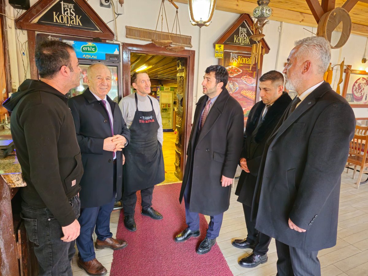 MhpAnkara06's tweet photo. Dinlemedik dert, paylaşılmadık sorun kalmayacak...
Tasanı dinlemeye, kaygını anlamaya, sıkıntını paylaşmaya geliyoruz.

MYK Üyemiz Sn. Çağatay Yıldız, İl Yönetim Kurulu Üyelerimiz Sn. Can Ozan Kutlu ve Sn. Hacı Erdoğan, Beypazarı İlçe Başkanımız Sn. Erdoğan Orhan ile birlikte Beypazarı Tarihi Çarşı esnaflarımızı ziyaret ederek Genel Başkanımız Sn. Devlet Bahçeli Beyefendi’nin selamlarını ilettiler.

Nazik misafirperverlikleri için Beypazarı Tarihi Çarşı esnaflarımıza teşekkür ederiz.