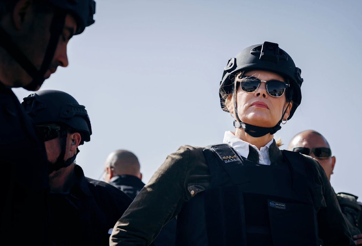 Bundestagspräsidentin Julia Klöckner (CDU) 🇩🇪 hat heute gemeinsam mit Israels Militär 🇮🇱 Gaza besucht. Den Teil Gazas, aus dem Israel sämtliche Menschen vertrieben; hinter der sog. „gelben Linie“, die Gazas Einwohner nicht übertreten können, ohne getötet zu werden. Nichts davon