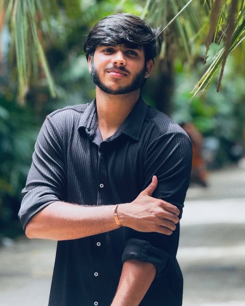 Trendswoodcom's tweet photo. 90s Entertainment Had VJ Siddhu & Parithabangal... Today Gen Z Connects More With #NRFMVlogs, Led By #Fayaz https://t.co/iL3TCKZ4FY