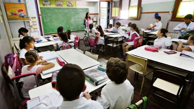 LT8am830's tweet photo. #TodosEnLaOcho "En el país, hay siete provincias que no garantizan el piso mínimo de horas de clases: más de 700.000 alumnos no alcanzarán en 2026 el mínimo de 760 horas de clases establecido por el Consejo Federal de Educación. Es importante que los chicos estén en la escuela, con la cantidad de horas planificadas Pablo Mainer @ArgxEdu