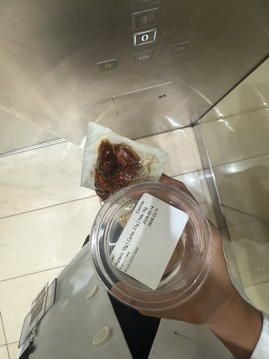 Amitriptyleen's tweet image. Is it considered intern abuse if i leave every day at 6 pm ? But they feed me at least i guess