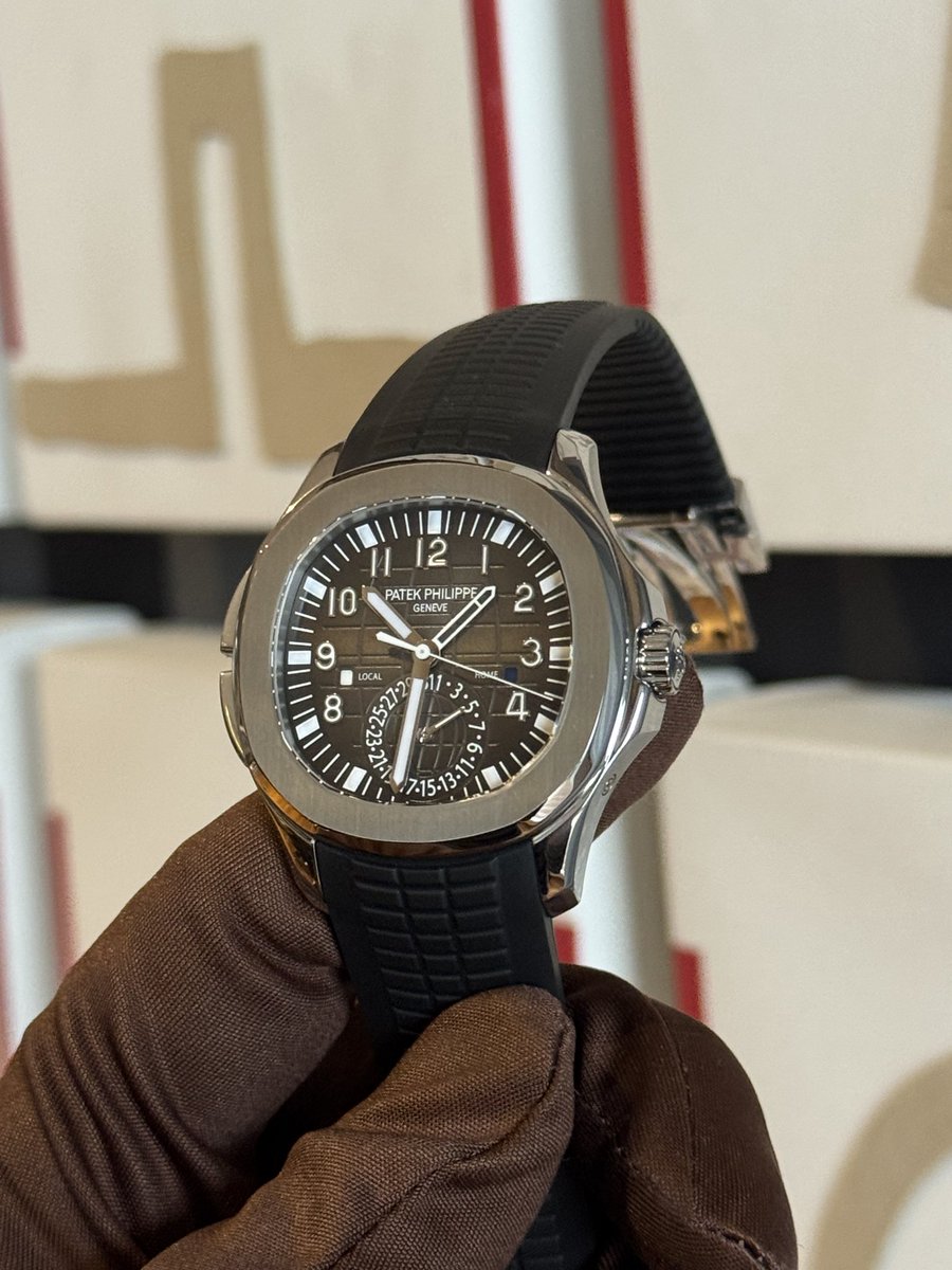 Patek Philippe Aquanaut Travel Time 5164A-001
• Çift zaman göstergesi (Local / Home)
• Tarih alt kadranı
• Kompozit kauçuk kayış
• Kusursuz Patek işçiliği
Hem koleksiyon değeri hem de günlük kullanım rahatlığıyla öne çıkan nadir bir model.