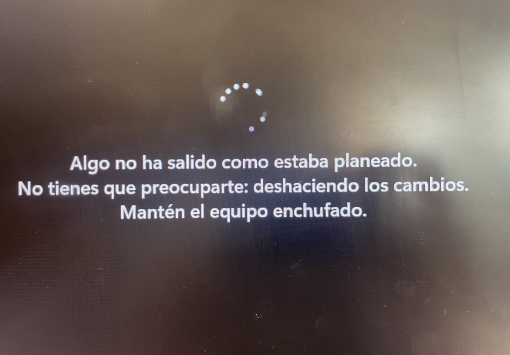 Hoy mi ordenador me ha dado una lección de vida🔽

“Hoy no ha salido como estaba planeado. No tienes que preocuparte: deshaciendo los cambios. Mantén el equipo enchufado”