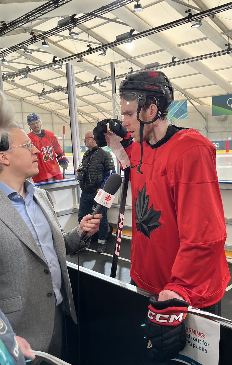 Tahle fotka dostává reálný základ. Tomáš Kundrátek v pozici 7. beka sestavy.  McDavida už si občíhl.