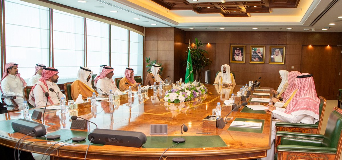 Saudi_Moia's tweet photo. دشّن معالي وزير الشؤون الإسلامية والدعوة والإرشاد الشيخ الدكتور عبداللطيف بن عبدالعزيز آل الشيخ، اليوم الخميس 24 شعبان 1447هـ، بمكتبه بديوان الوزارة، حزمةً من الخدمات الرقمية، في إطار جهود الوزارة لتحقيق مستهدفات الرؤية، وتمكين التحول الرقمي، ورفع جودة الأعمال والخدمات.

وشملت الخدماتُ عملياتِ التكامل، ولوحات ومؤشرات الأداء، وعدداً من الأنظمة الداخلية؛ بهدف تعزيز موثوقية البيانات، وأتمتة الإجراءات، وتمكين الإدارة العليا من المتابعة اللحظية ودعم اتخاذ القرار عبر تقارير ومؤشرات فورية، مع خضوع تلك الخدمات للمتابعة والتطوير المستمر.
