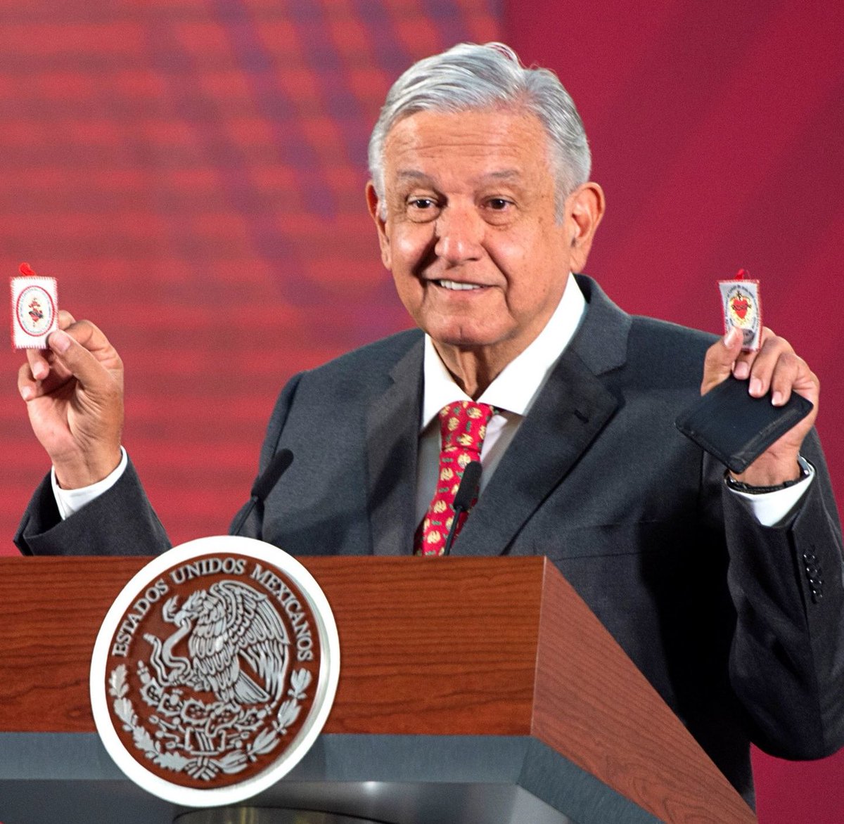 No es lo mismo ser un estadista, que un payaso populista. 

¡Muchas gracias Don <a href="/FelipeCalderon/">Felipe Calderón 🇲🇽🇺🇦</a>!