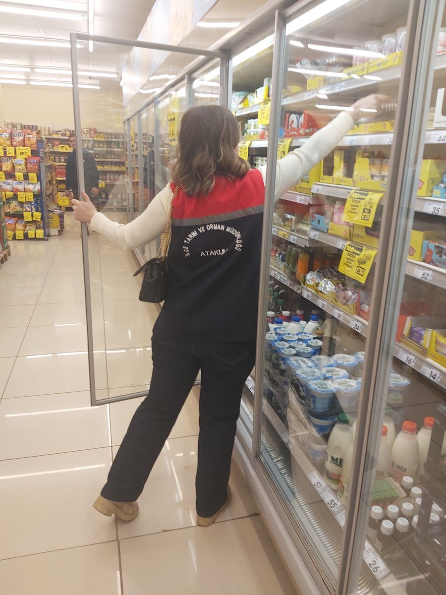 AtakumTRM's tweet photo. Müdürlüğümüz Gıda Kontrol Ekipleri, yaklaşan Ramazan ayı öncesinde vatandaşlarımızın güvenilir ve sağlıklı gıdaya ulaşmasını sağlamak için ramazan ayında tüketimi artan ürün gruplarına yönelik  denetim faaliyetlerini yoğunlaştırmıştır.
#Ramazan 
#Gıdadenetimi https://t.co/5JHrlo28c7