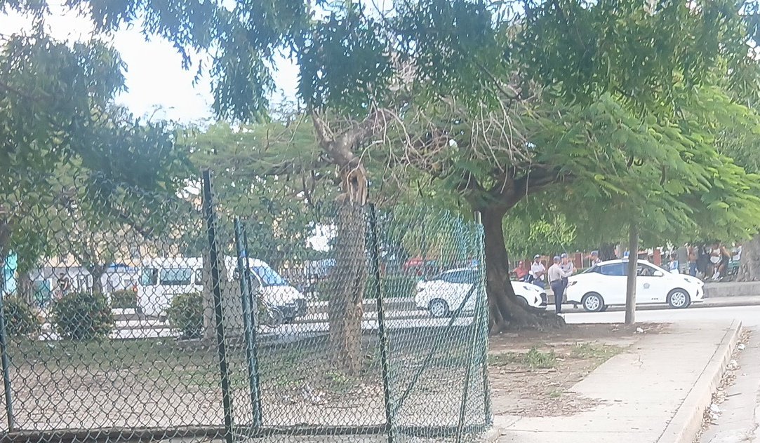 No hay combustible , pero frente al Tribunal Provincial de Holguín solo falta que nos traigan a los Power Ramger...