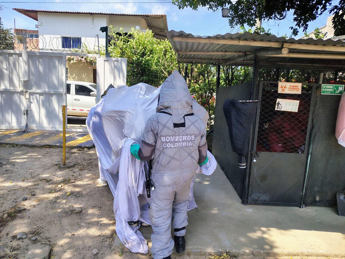 BomberosYopal's tweet photo. Evacuamos a 31 personas durante un ataque de abejas registrado en un colegio y una entidad privada en la cra 38 #16-36. Ingresamos con traje apícola y toldillos de protección, priorizando la seguridad de los menores que estaban siendo atacados. En emergencia llame al 119. 🚒 https://t.co/3JnDDUWvkn