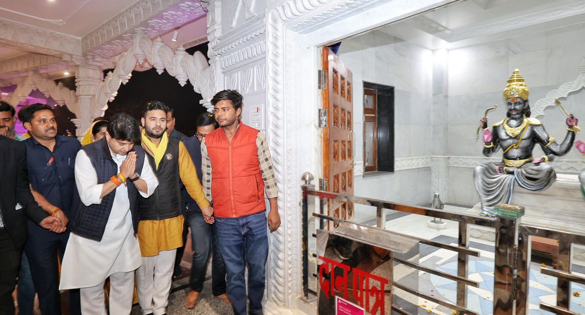 JM_Scindia's tweet photo. जय नवग्रह देव! 🙏

ग्वालियर प्रवास के दौरान आज डबरा स्थित देश के सबसे बड़े नवनिर्मित, पावन नवग्रह शक्तिपीठ मंदिर में विधि-विधान से दर्शन-पूजन कर प्रदेश एवं देश की सुख-समृद्धि, शांति और जनकल्याण की कामना की। https://t.co/N3FbqeBqHR