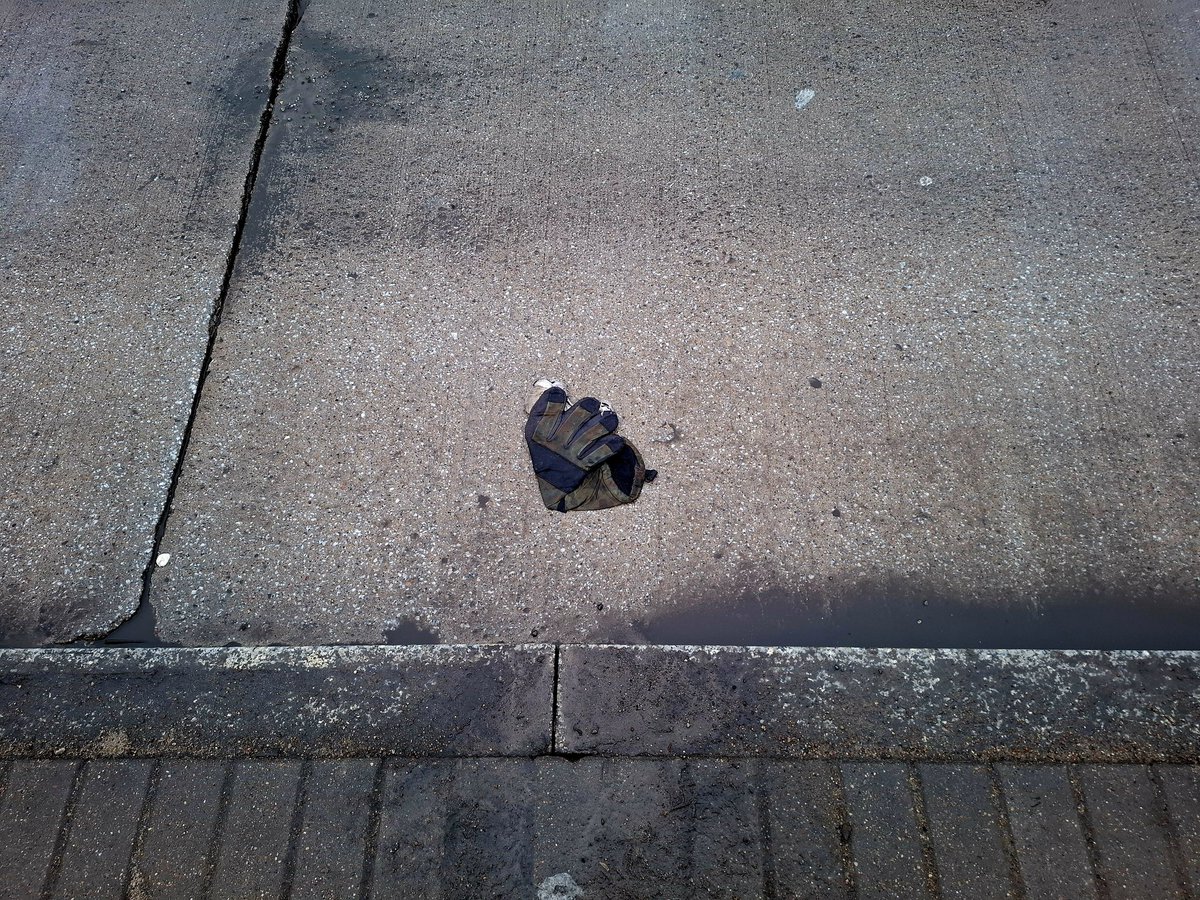 Jest li taki, któryby podniósł tę rękawicę?