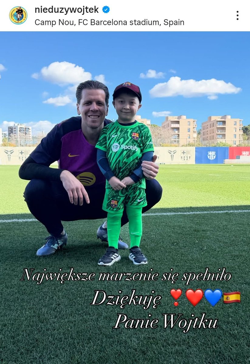 _BarcaInfo's tweet photo. Patrycja Feliks, mama chorego Wojtka, który zmaga się https://t.co/yzSO9P3uTu. z niskorosłością i niedosłuchem na temat gestu Wojciecha Szczęsnego: "Syn od zawsze marzył, aby polecieć do Barcelony, ale kolejne operacje powodowały, że nigdy nie było takiej możliwości. Aż przystępował do Pierwszej Komunii Świętej i powiedział, że marzy, aby przybić "piątki" ze Szczęsnym i Lewandowskim. Powiedziałam sobie, że co mi szkodzi. Napisałam o tym w mediach społecznościowych. Opublikowałam wpis i po 24 godzinach dostałam komentarz od Wojtka Szczęsnego, że tak tego nie zostawimy, że marzenia trzeba spełniać. Czekałam na wiadomość prywatną od Wojtka i gdy się do mnie odezwał, to dotarło do mnie, że to się dzieje. Wojtek napisał, że zaprasza syna i całą rodzinę, również dziadków, do Barcelony. Syn bardzo się wzruszył, odjęło mu mowę. Nie wiedział nawet, co powiedzieć. Wszystko było zorganizowane od A do Z przez Wojtka Szczęsnego, niczym nie musieliśmy się martwić. On powiedział nam, że to ma być relaks dla nas. Opłacił nam loty, pobyt w hotelu, z lotniska odebrał nas jego kierowca. Nie wiedziałam, jak to będzie zorganizowane, wysiedliśmy z samolotu, odebraliśmy bagaże, a przy wyjściu z lotniska po prostu stał szofer z napisem "Wojtek Szczęsny".

O meczu z RCD Mallorcą: "Syn powiedział, że czuł się jak "Król Lew", bo dziadek podnosił go za każdym razem, gdy był gol, aby cokolwiek widział. A w tej bajce Rafiki też podnosił tak małego lwa. Nie potrafię słowami opisać radości syna. Wojtek Szczęsny zorganizował to wszystko bezinteresownie. To cud i nadal nie dowierzamy, że to się wydarzyło. Syn jest fanem Barcy. Zawsze marzył, by polecieć na jej mecz. Wojtek Szczęsny to jego idol, czytał o nim książki. Mamy na nazwisko Feliks, co po łacinie oznacza "szczęśliwy", więc nasze nazwiska się łączą. Los chciał, żeby te dwa Wojtki się spotkały." [@WPSportoweFakty] 💙❤️ 👏