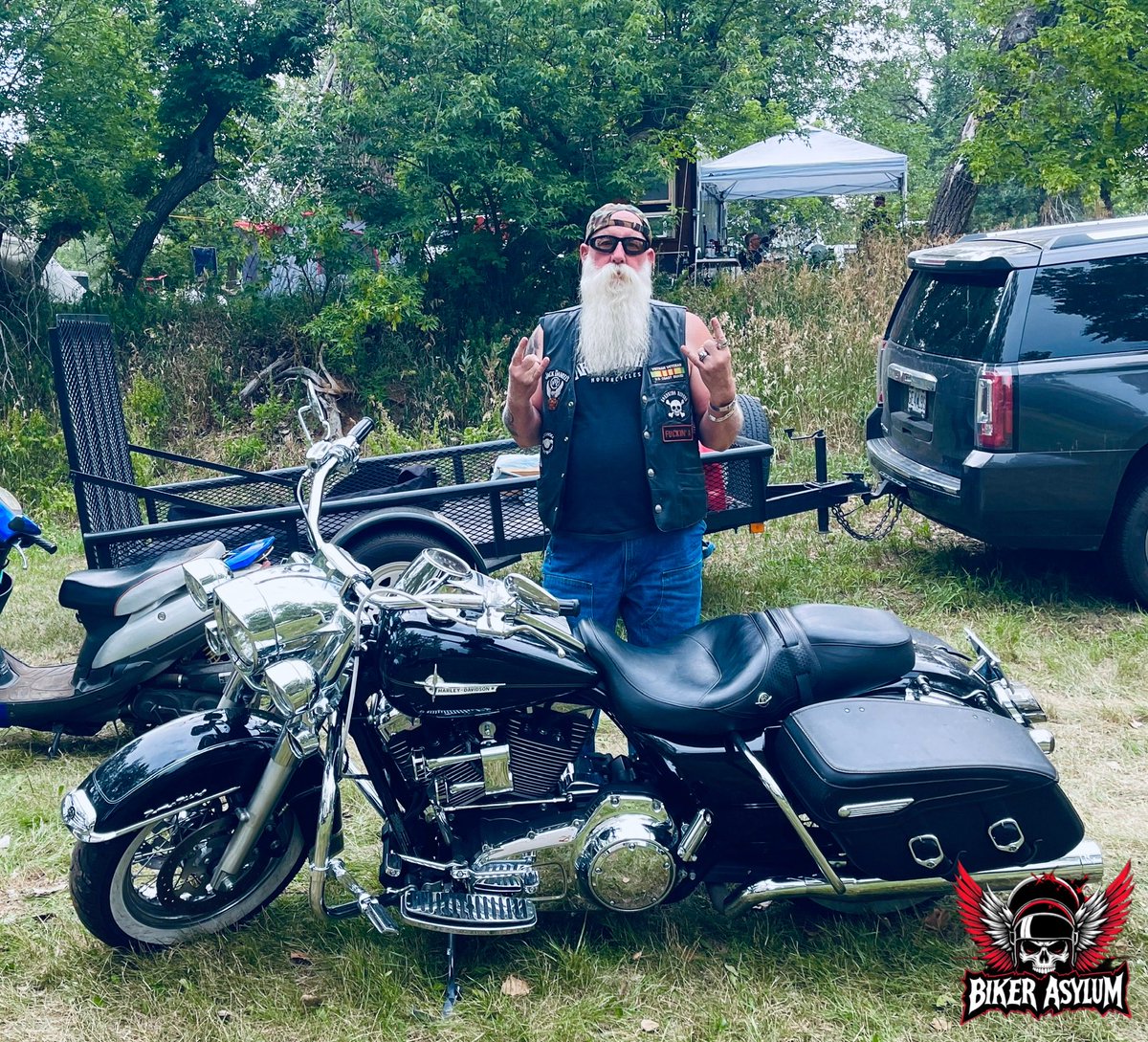 Here's the Snowman, that badass bearded legend, throwin' up the horns ...