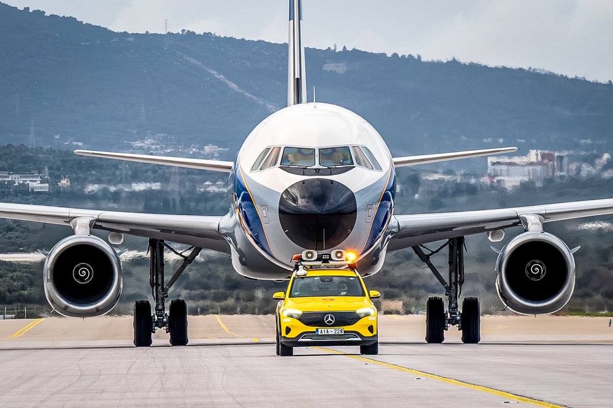 ATH_airport's tweet image. A stunning vintage livery comes back to life on @lufthansa Airbus A321! ✈️
We welcomed it, captured it with the help of our colleagues, Alex Filippopoulos &amp;amp; Spyros Papaioannou, and now we’re sharing it with you!
#athensairport #aviationgeeks