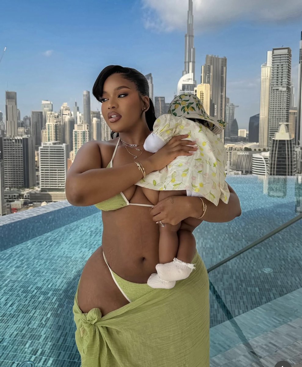 Saltiesunmasked's tweet image. Beverly Okwonkos( You know what I mean) husband shows off the valentines rose bouquet he got for her😍😍😍I just know their kid is cute too😍🥹