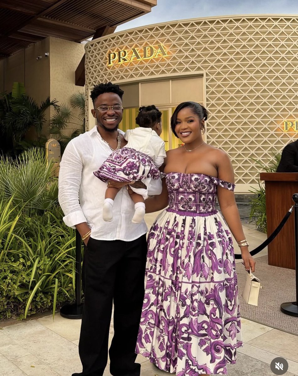 Saltiesunmasked's tweet image. Beverly Okwonkos( You know what I mean) husband shows off the valentines rose bouquet he got for her😍😍😍I just know their kid is cute too😍🥹