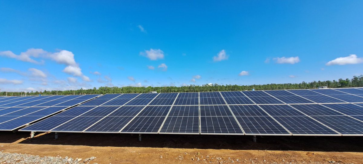 La energía fotovoltaica en #Cuba superó los 900MW en el segmento del día de mayor radiación solar. Cuando el Imperio apuesta por ahogarnos energéticamente se demuestra la valía del cambio de matriz en la que se ha trabajado y se continúa laborando de manera intensa. #CubaVencerá