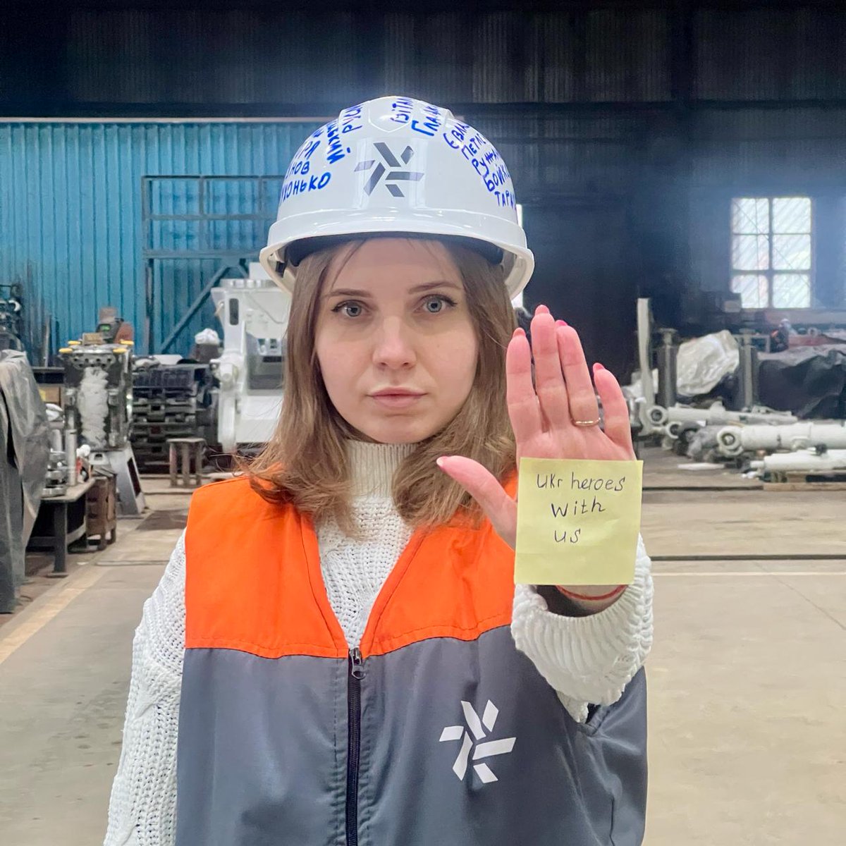 💔 Енергетики, шахтарі й машинобудівники зробили свої «шоломи пам'яті» з іменами колег, які загинули на робочих місцях після атак росії.