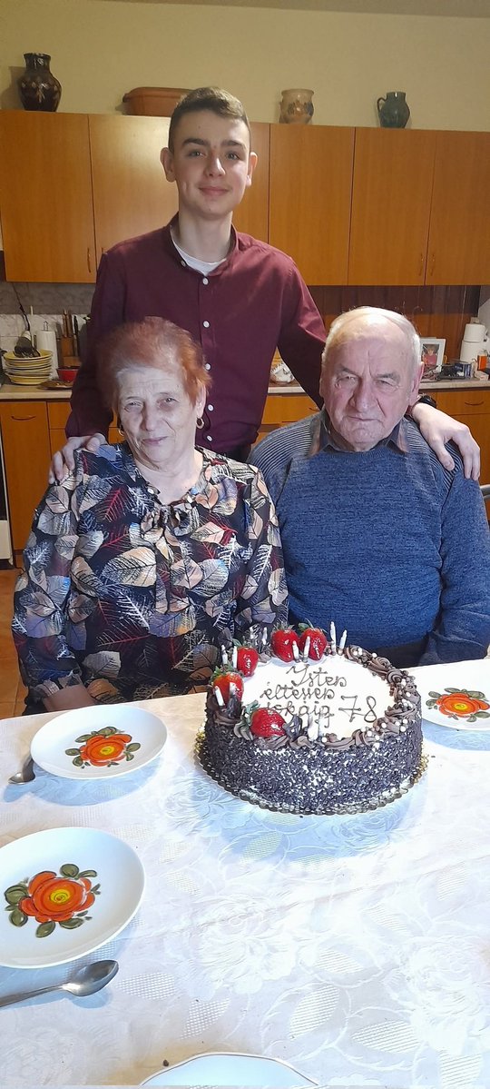 BotondBalassi's tweet image. 1️⃣ éve. 

Egyszerű ünneplés, szép pillanatok... 🎂🎉🧑‍🧑‍🧒‍🧒