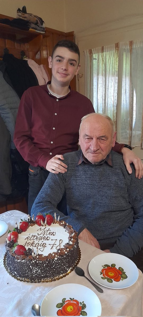 BotondBalassi's tweet image. 1️⃣ éve. 

Egyszerű ünneplés, szép pillanatok... 🎂🎉🧑‍🧑‍🧒‍🧒