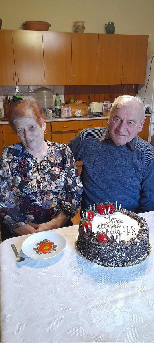 BotondBalassi's tweet image. 1️⃣ éve. 

Egyszerű ünneplés, szép pillanatok... 🎂🎉🧑‍🧑‍🧒‍🧒