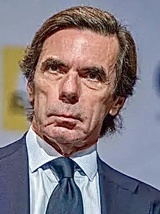 anluma99's tweet photo. Aznar y Epstein: dos paquetes, un viaje y ninguna explicación
José María Aznar aparece mencionado dos veces en los documentos desclasificados de Jeffrey Epstein. El primer paquete se envió en septiembre de 2003 a La Moncloa, dirigido a “Presidente y Ana Aznar”, con un peso de 230 gramos y un coste de 32,62 dólares vía FedEx desde Nueva York. El segundo envío ocurrió en mayo de 2004 a la Fundación FAES en Madrid, con 360 gramos y 49,87 dólares. Además- y esto es lo más preocupante de todo- hay un pago de 1.050 dólares a un agente de viajes de Epstein en octubre de 2003 a nombre de Aznar, aunque podría referirse a su hijo.