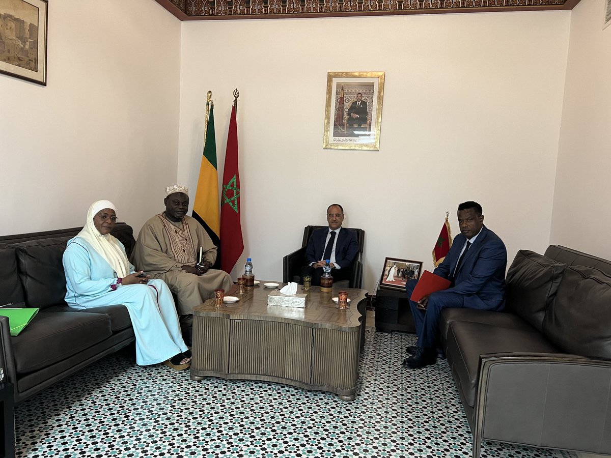 2/ A l’occasion du mois sacré de Ramadan il a été décidé de dépêcher 2 imams marocains pour assurer Tarawih dans la Mosquée Hassan II de Libreville ainsi que la distribution de livres du Saint Coran dans plusieurs mosquées et ce à l’initiative de l’ambassade.