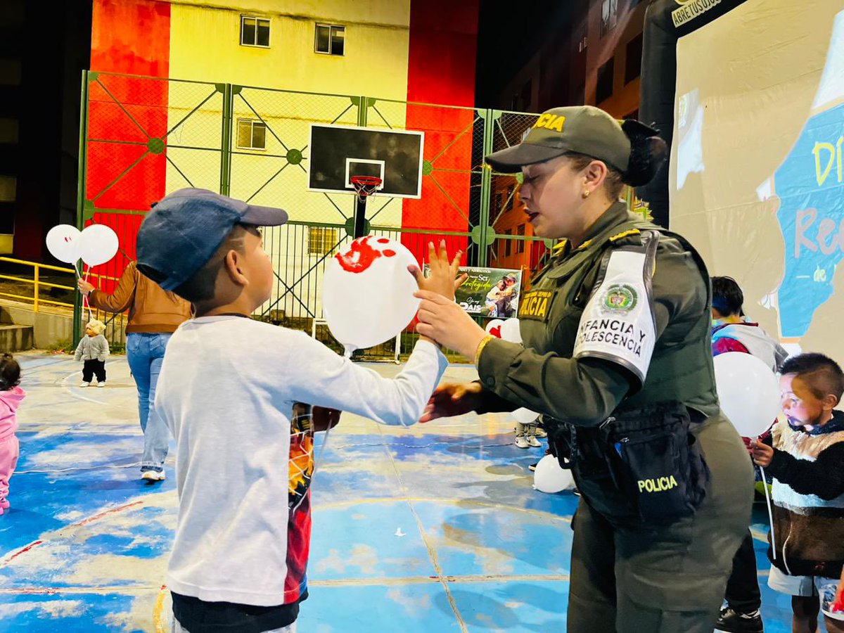 ProteccionPonal's tweet photo. En #Ipiales alzamos la voz contra el reclutamiento forzado. Con manos rojas en globos blancos, nuestros  Niños dicen NO a esta problemática🫡. https://t.co/YA89bp2ngd