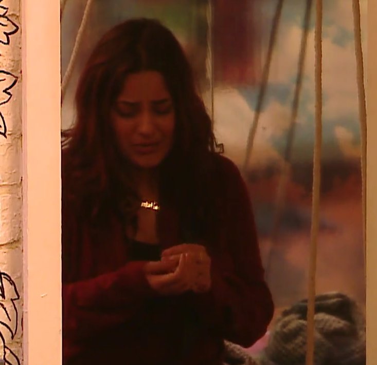 HaterKarnataka's tweet image. &amp;gt; Sana crying because usko Sid ki yaad aa rahi hai plus she is feeling sorry for her last week's behaviour with Rashmi n bhau.

&amp;gt; Mahira crying kyuki task me usko koi footage nahi de raha and she is at risk of eliminated.

#bb19 #SidharthShukla #ShehnaazGiII #the50show #The50