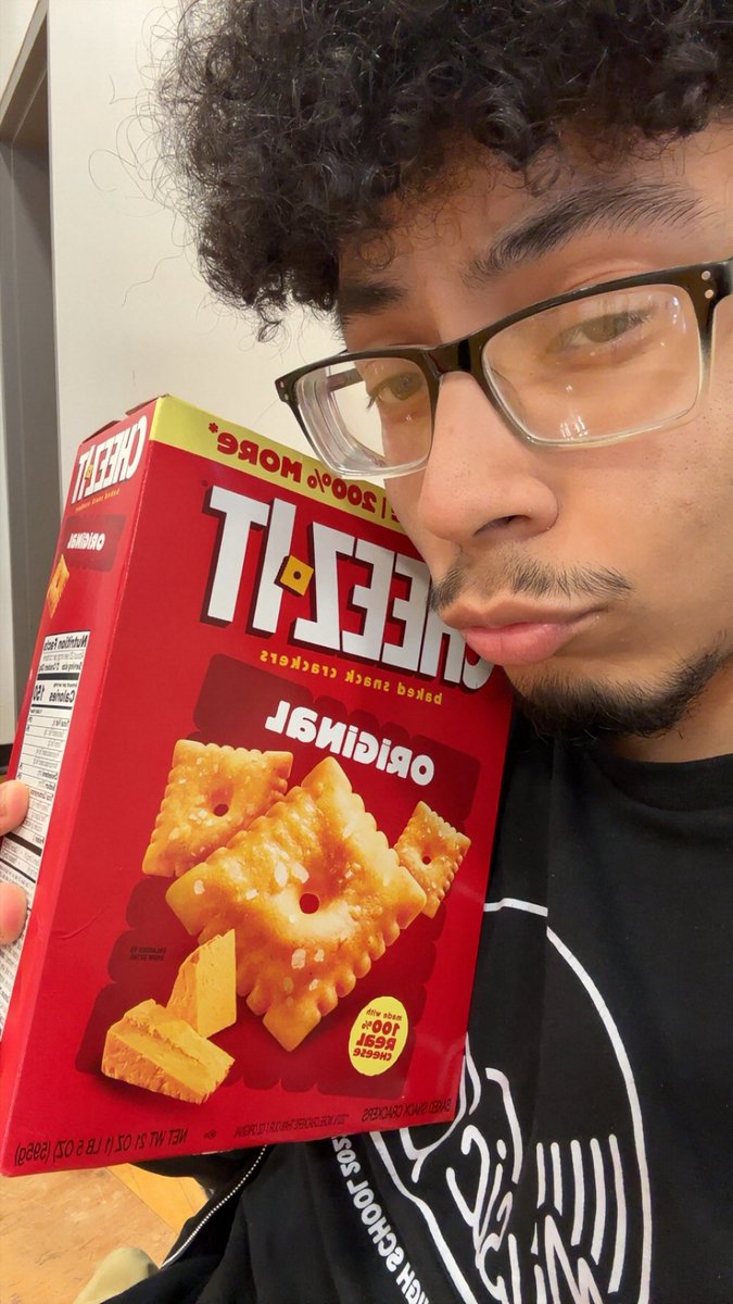 Kansnaps's tweet photo. Oh cheez its @cheezit 😍😍🥰

Valentine’s Day is soon 😘😘 https://t.co/TqG2LWbLUJ