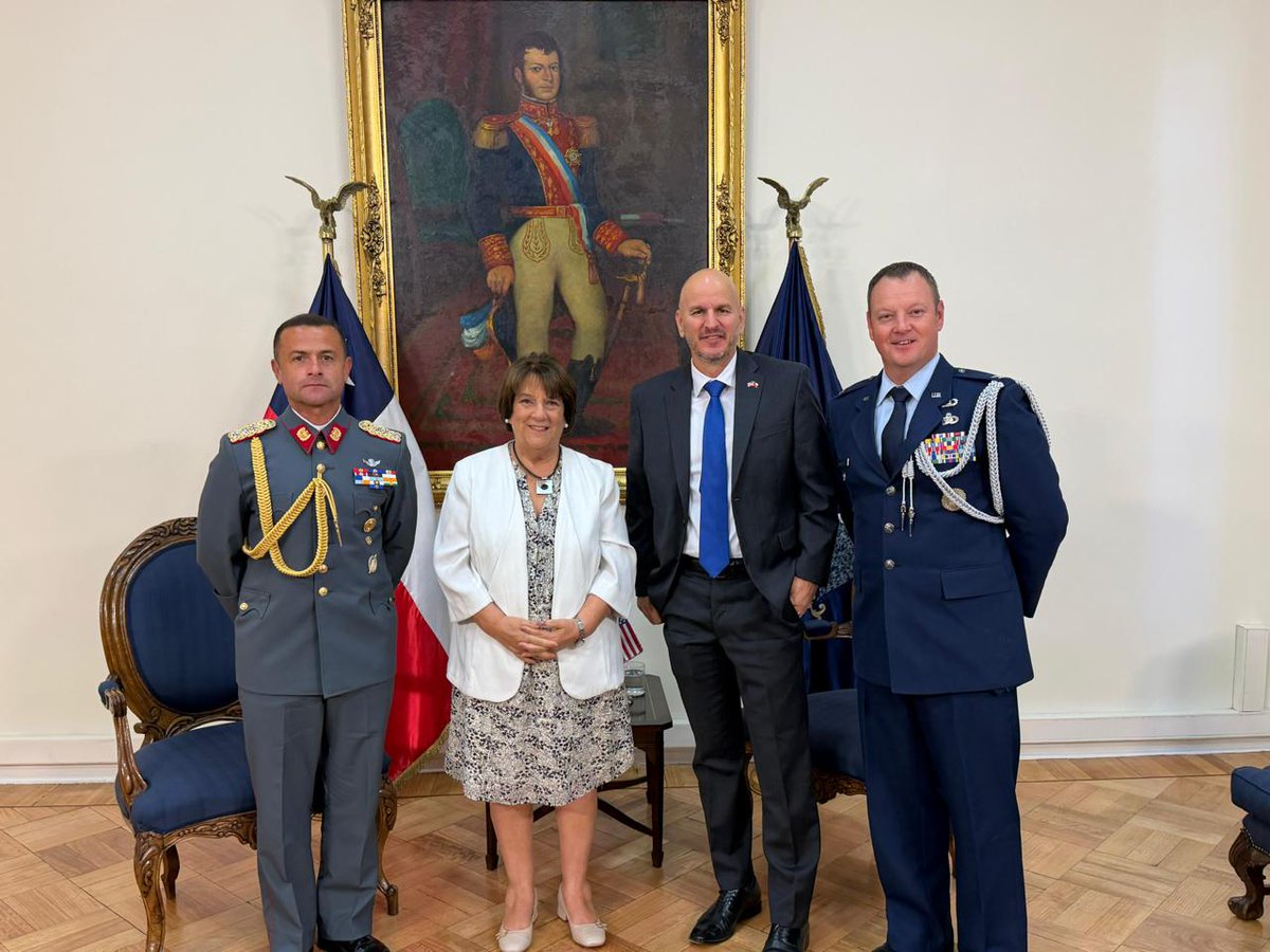 USAmbCL's tweet photo. Estados Unidos y Chile somos socios estratégicos en defensa. El alcance y la profundidad de nuestra cooperación militar bilateral son significativos y mutuamente beneficiosos: nos permiten enfrentar las amenazas de seguridad que compartimos en la región y, al seguir trabajando juntos, fortalecemos y protegemos a ambas naciones.

Un componente crítico de esa seguridad compartida es la data. La ministra @mindefchile Delpiano y yo conversamos a fondo sobre los riesgos que vemos en cables submarinos chinos redundantes, cuando Chile ya cuenta con Humboldt. 

Los datos seguros son fundamentales para afrontar juntos los desafíos regionales.