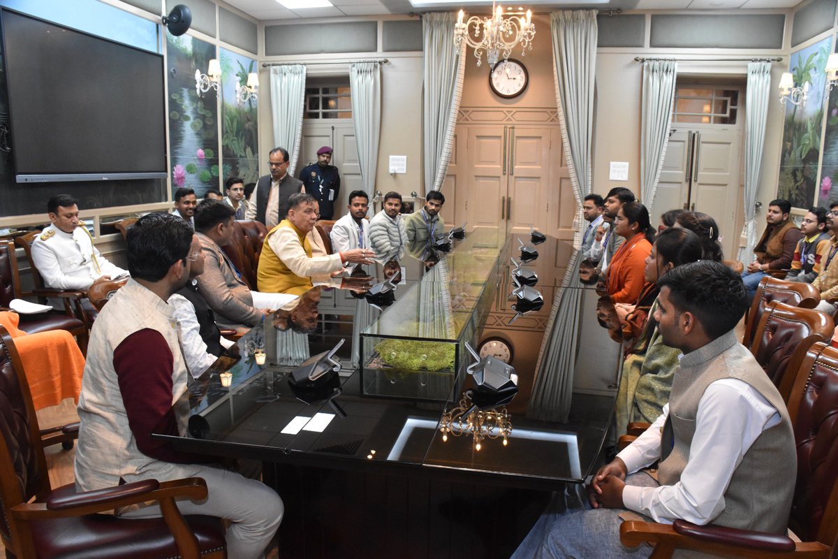 उत्तर प्रदेश विधानसभा में शैक्षणिक भ्रमण के दौरान छत्रपति शाहू जी महाराज विश्वविद्यालय, कानपुर के पत्रकारिता विभाग के छात्र-छात्राएं माननीय अध्यक्ष श्री सतीश महाना जी से भेंट कर विधानसभा की कार्यप्रणाली की जानकारी प्राप्त करते हुए।

<a href="/Satishmahanaup/">Satish Mahana</a>