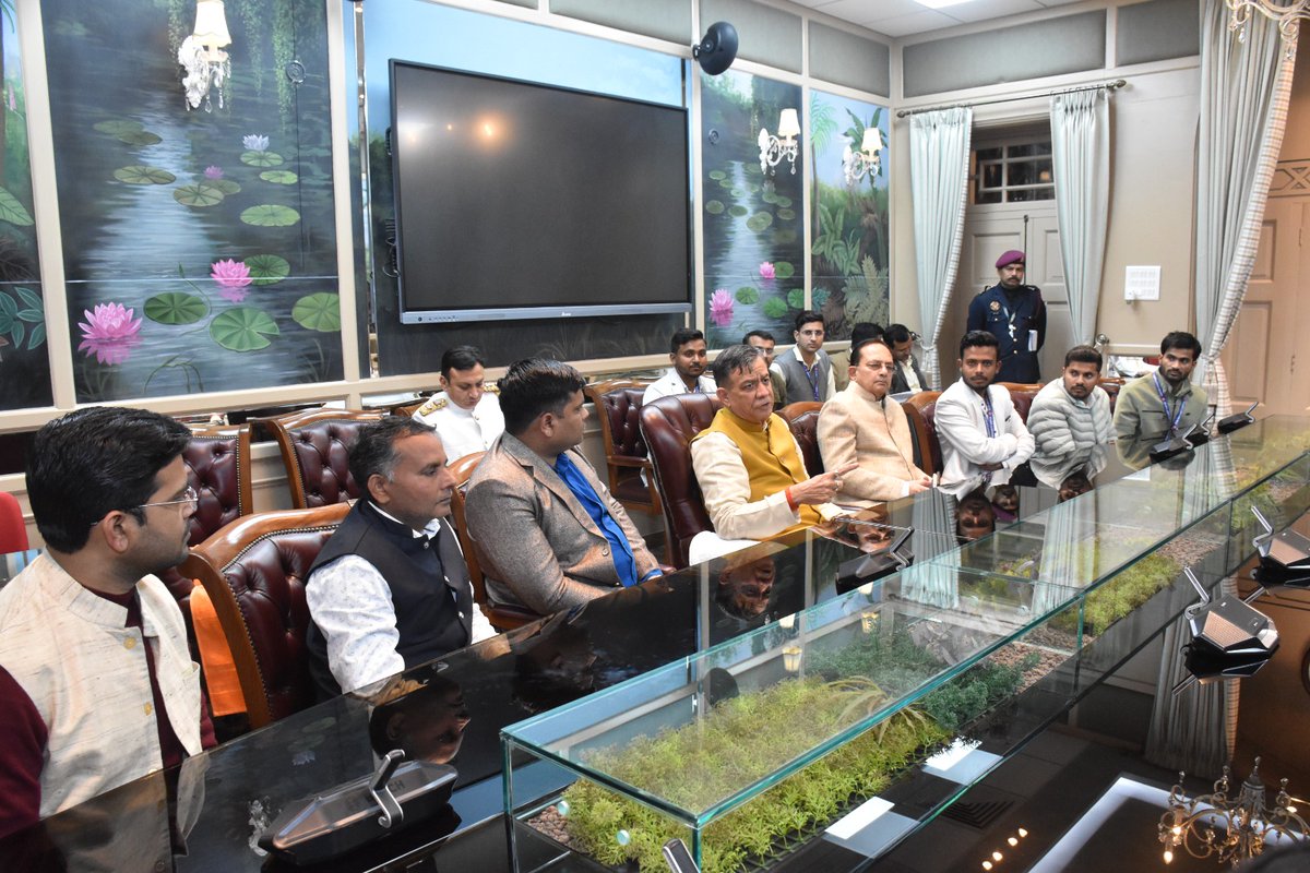 UPVidhansabha's tweet photo. उत्तर प्रदेश विधानसभा में शैक्षणिक भ्रमण के दौरान छत्रपति शाहू जी महाराज विश्वविद्यालय, कानपुर के पत्रकारिता विभाग के छात्र-छात्राएं माननीय अध्यक्ष श्री सतीश महाना जी से भेंट कर विधानसभा की कार्यप्रणाली की जानकारी प्राप्त करते हुए।

@Satishmahanaup https://t.co/DPM5XI1lTj