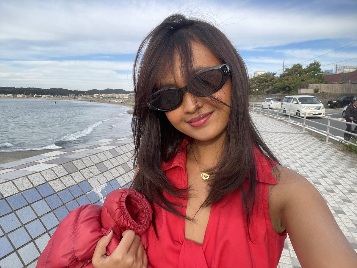 santai aja nyet, warna kulit itu spectrumnya luas dan ditentukan beberapa faktor, belum tentu kok orang indo kulitnya kudu tan. Justru standard kecantikan negara lo agak-agak 🤪