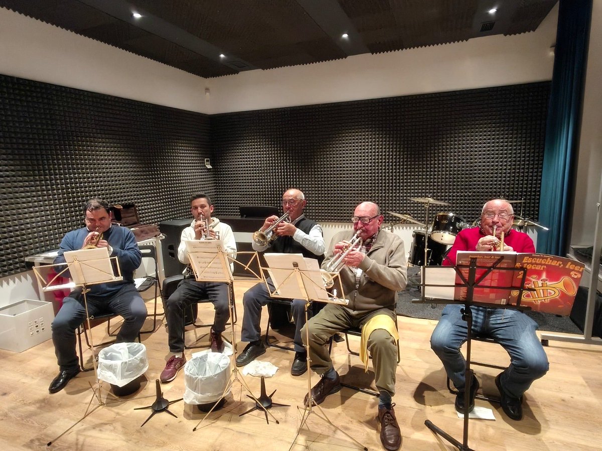 AssaiPiuMusica's tweet photo. 🎶 Aprender música en grupo es aprender a escuchar, compartir y crecer juntos.
Cada clase grupal convierte las notas en trabajo en equipo. 🎵✨

@AssaiPiuMusica https://t.co/tdJZ50lX8N