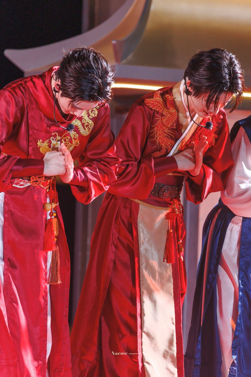 Ummaloveyou's tweet photo. ขำสองคนนี้อะ ออกงานจีนทีไรยืนข้างกันคำนับฟ้าดินอยู่อย่างนั้น 5555555555555 https://t.co/hx0RK6eHg0