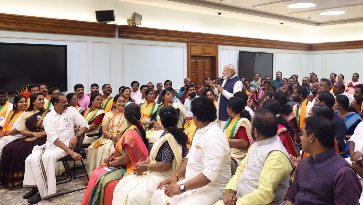 എൽഡിഎഫിനെയും യുഡിഎഫിനെയും കേരളം മടുത്തുവെന്നും, വലിയ പ്രതീക്ഷയോടെയാണു ബിജെപി-എൻഡിഎ സഖ്യത്തെ നോക്കിക്കാണുന്നതെന്നും വ്യക്തമാണ്. അതിനാൽ, തെരഞ്ഞെടുക്കപ്പെട്ട ബിജെപി-എൻഡിഎ അംഗങ്ങൾ താഴേത്തട്ടിൽ പ്രവർത്തിക്കുകയും ജനങ്ങൾ നേരിടുന്ന വെല്ലുവിളികൾക്കു പരിഹാരം കാണുകയും ചെയ്യും.