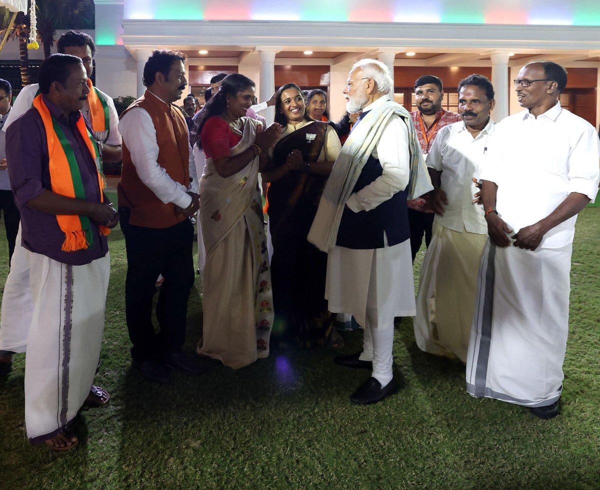 കേരളത്തിലെ ബിജെപി ജനപ്രതിനിധികളുമായുള്ള കൂടിക്കാഴ്ചയിൽ, വർഷങ്ങളായി പാർട്ടിയെ കെട്ടിപ്പടുക്കാൻ കഠിനാധ്വാനം ചെയ്ത ഓരോ കാര്യകർത്താവിനും ആദരമർപ്പിച്ചു. അവരുടെ നിസ്വാർഥപരിശ്രമങ്ങളാലാണു സംസ്ഥാനത്തുടനീളം വളരാൻ നമുക്കു സാധിച്ചത്. വരുംകാലങ്ങളിൽ കേരളത്തിൽ ബിജെപി കൂടുതൽ കരുത്തോടെ വളരും.