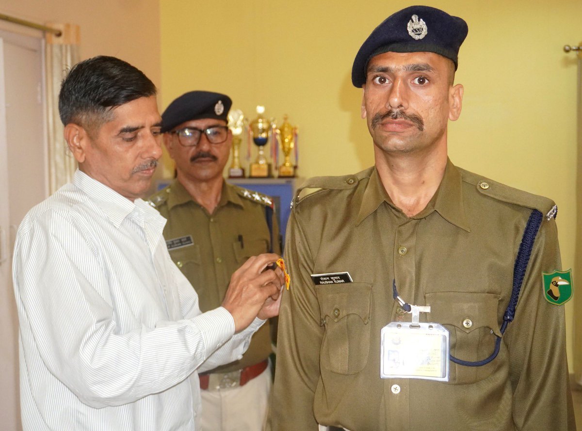 37BnSSB_INDIA's tweet photo. कमांडेंट, 37वीं वाहिनी सशस्त्र सीमा बल, मंगलदोई द्वारा वाहिनी के 03 कार्मिक को “Chevron” लगा कर सीनियर काँस्टेबल पद के लिए पदोन्नति किया गया। इस अवसर पर कमांडेंट, 37वीं वाहिनी ने पदोन्नत कार्मिक को हार्दिक बधाई एवं शुभकामनाएँ प्रदान करते हुए उज्ज्वल भविष्य की कामना की। https://t.co/XsHq9latiO