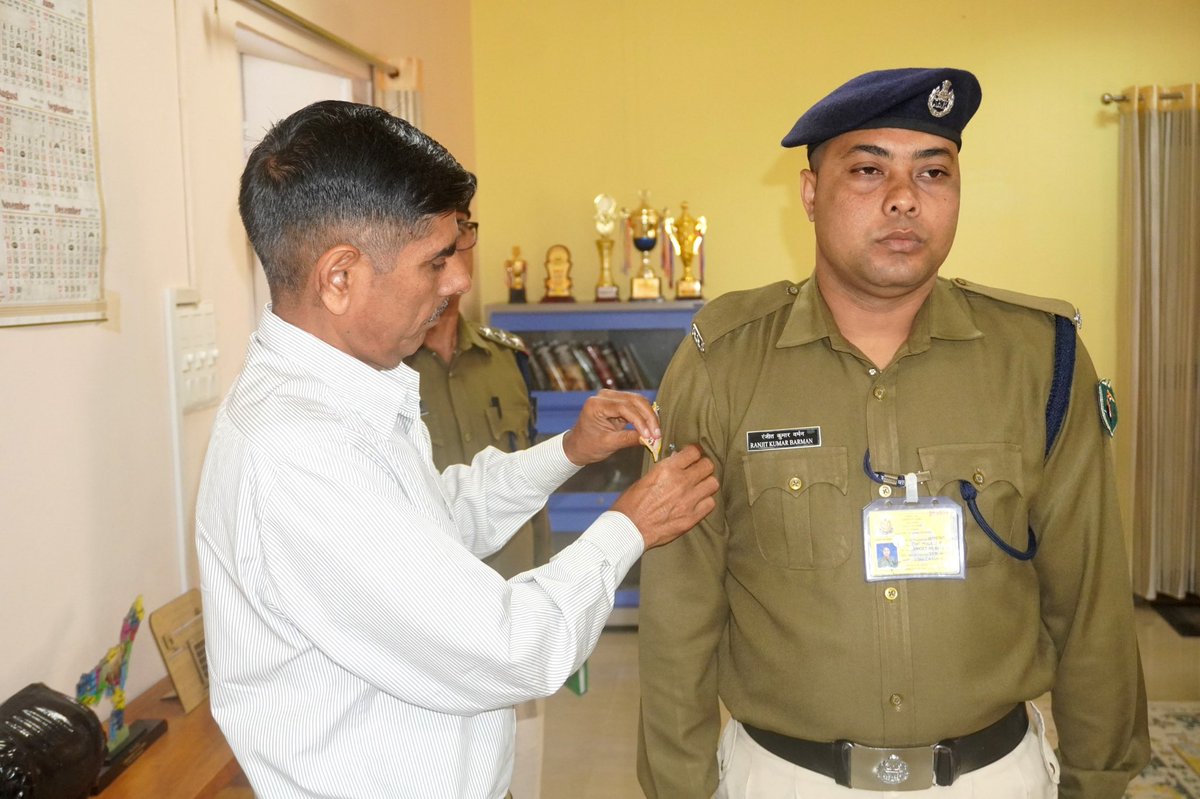 37BnSSB_INDIA's tweet photo. कमांडेंट, 37वीं वाहिनी सशस्त्र सीमा बल, मंगलदोई द्वारा वाहिनी के 03 कार्मिक को “Chevron” लगा कर सीनियर काँस्टेबल पद के लिए पदोन्नति किया गया। इस अवसर पर कमांडेंट, 37वीं वाहिनी ने पदोन्नत कार्मिक को हार्दिक बधाई एवं शुभकामनाएँ प्रदान करते हुए उज्ज्वल भविष्य की कामना की। https://t.co/XsHq9latiO